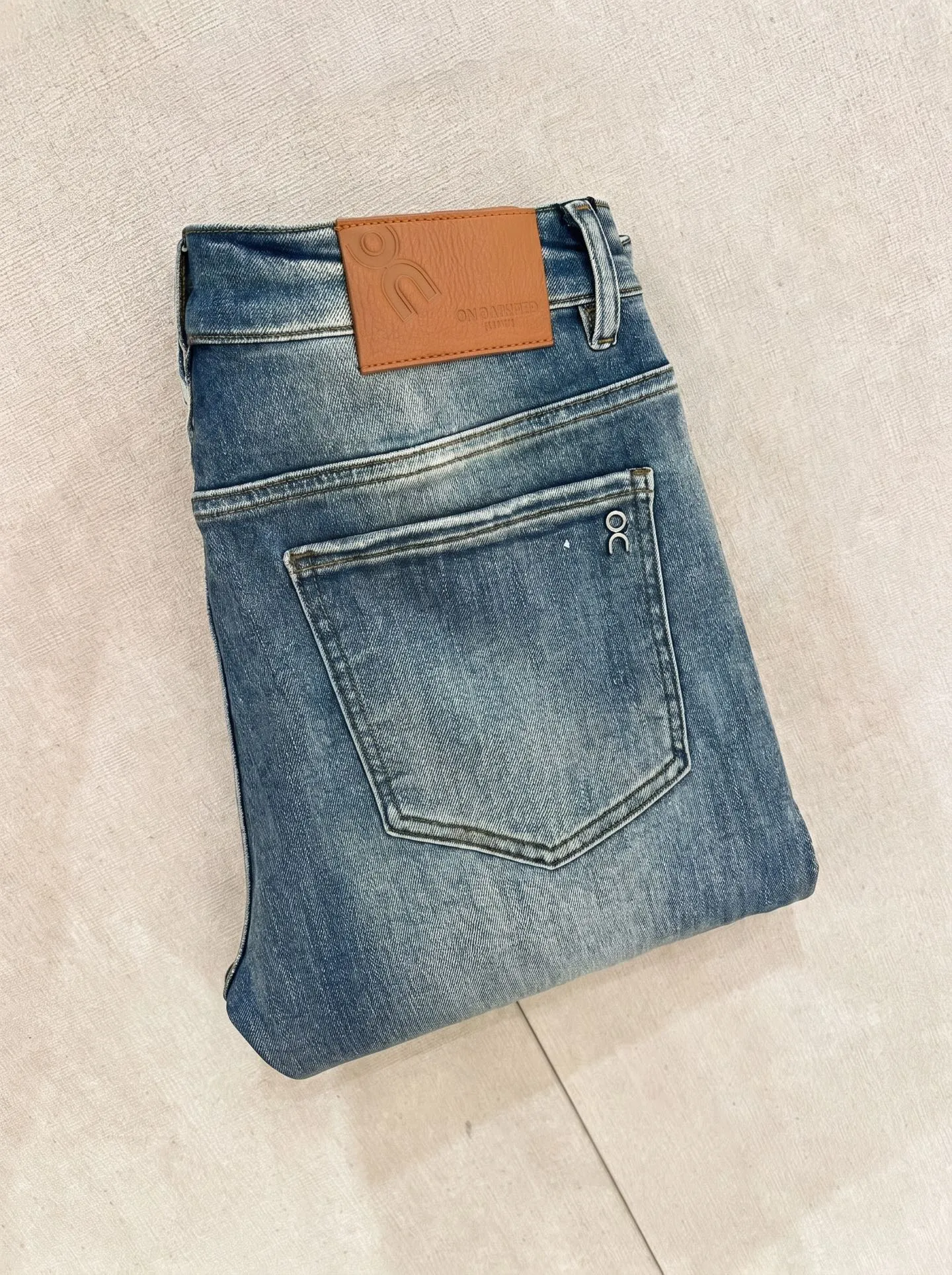 On 2026 spring and summer New Arrival men's jeans are made of imported denim fabrics, heavy-duty and environmentally friendly washing, soft to the touch, and Wear-Resistant. The version is small and straight. Micro-elasticity makes you slim and slim. The details are perfect. The hardware and accessories are selected with high quality. Fine workmanship and extraordinary quality. Sizes: 28-38.